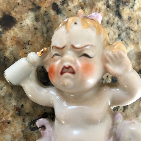 VINTAGE CERAMIC CRYING BABY FIGURINE - Picture 5 of 7
